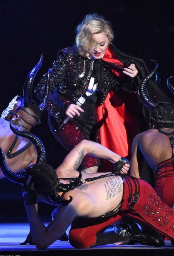 A pillanat, amikor az 56-os Madonna HÁTULA leesik a lépcsőn, miután táncosok húzták a BRIT-díjátadón